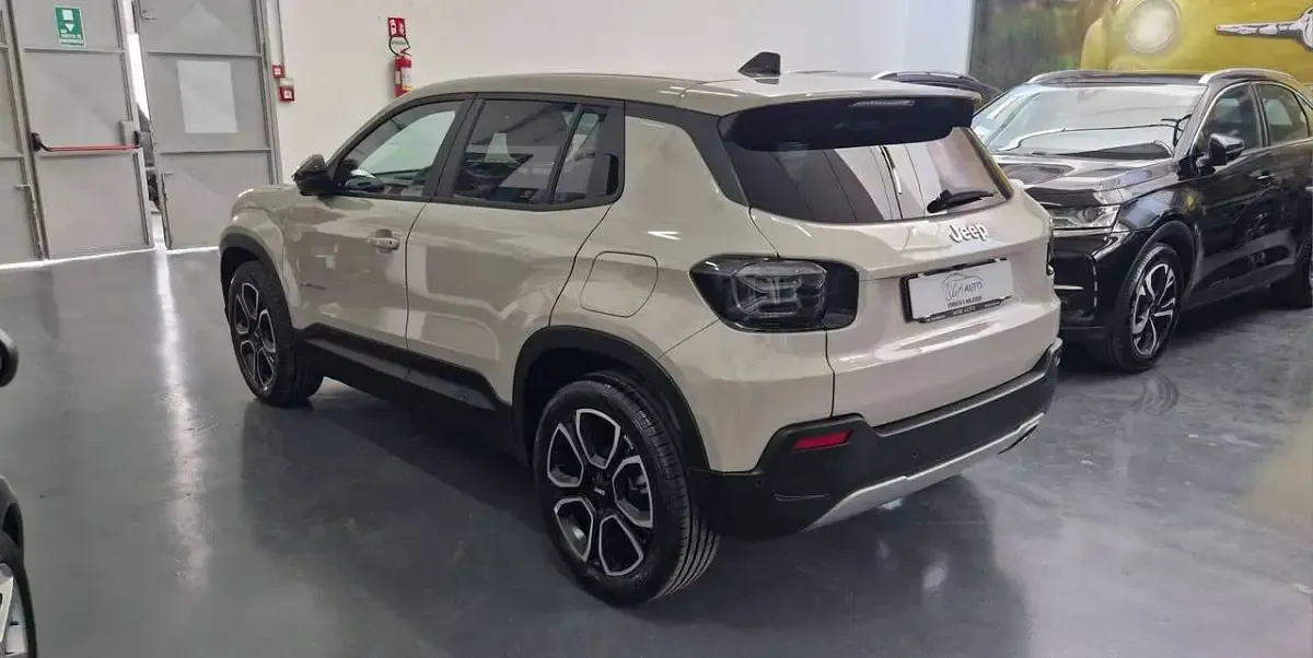 Usata Jeep Avenger Summit 101 CV (74 kW) 2024 Beige SUV