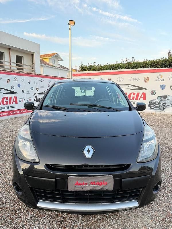 Nero Usata 2011 Renault Clio II Tre volumi | 2650 € (Ottimo prezzo) - Immagine 1/4
