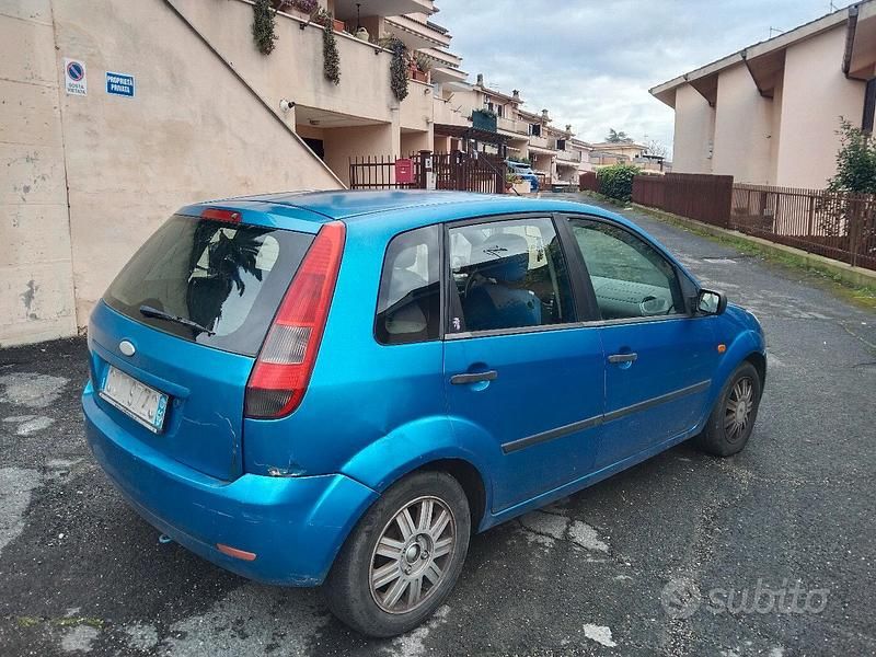 Usata Ford Fiesta 75 CV (55 kW) 2004 Blu Berlina
