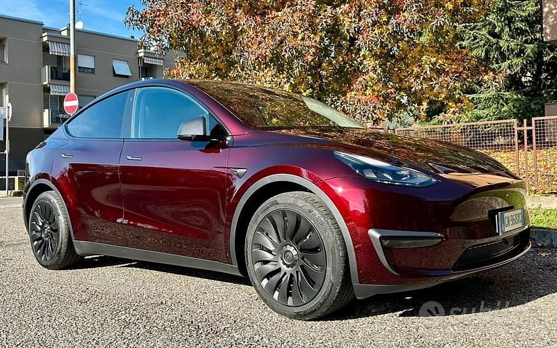 Usata Tesla Model Y Long Range AWD 378 kW (514 CV) 2023 Rosso SUV
