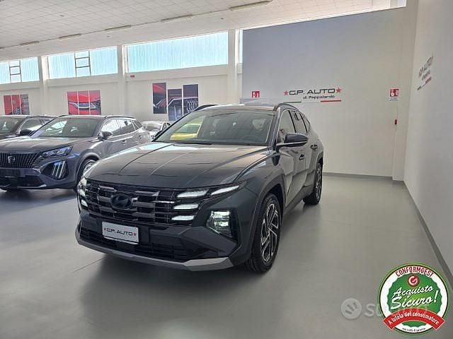 Verde Nuova 2025 Hyundai Tucson SUV | 35.900 € (Cara) - Immagine 1/4