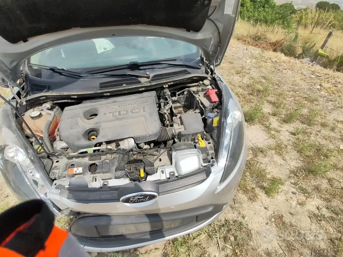 Usata Ford Fiesta 95 CV (69 kW) 2012 Grigio Berlina