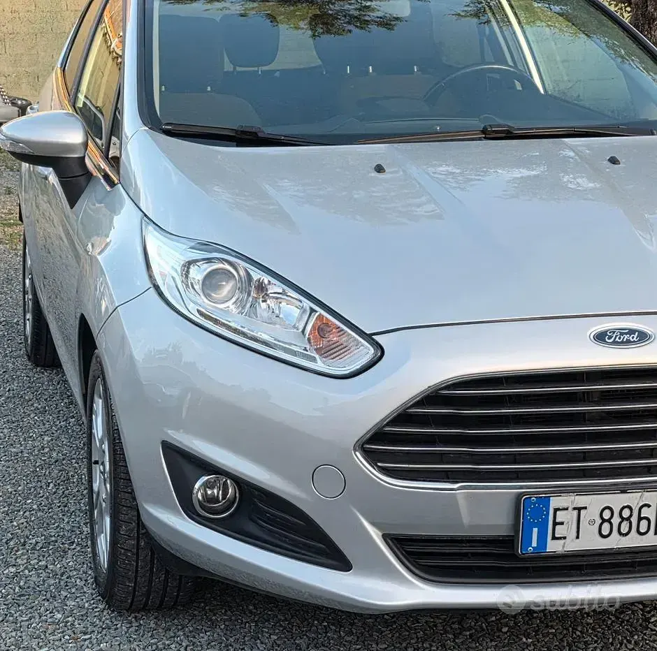 Usata Ford Fiesta Titanium 75 CV (55 kW) 2015 Grigio Utilitaria