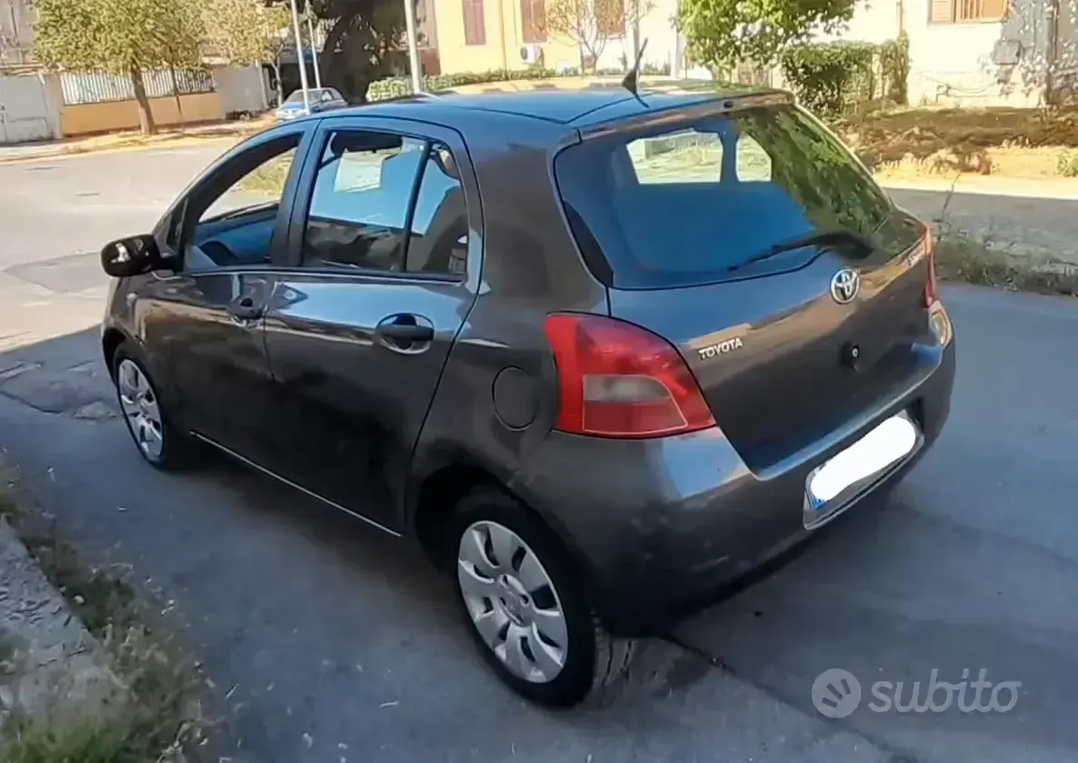 Usata Toyota Yaris 69 CV (50 kW) 2007 Grigio Utilitaria