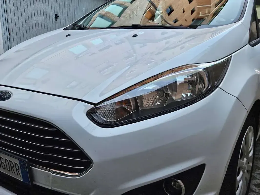 Usata Ford Fiesta 101 CV (74 kW) 2016 Bianco Utilitaria