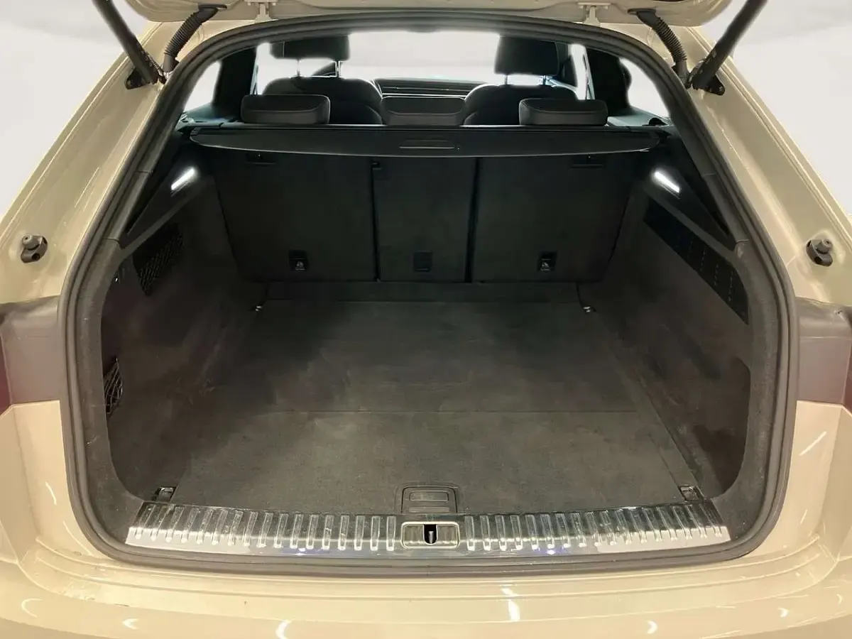 Usata Audi Q8 Sport 286 CV (210 kW) 2023 Beige vigogna metallizzato SUV