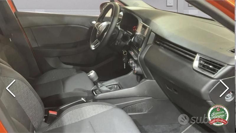 Usata Renault Clio V Evolution 67 CV (49 kW) 2023 Arancione Berlina