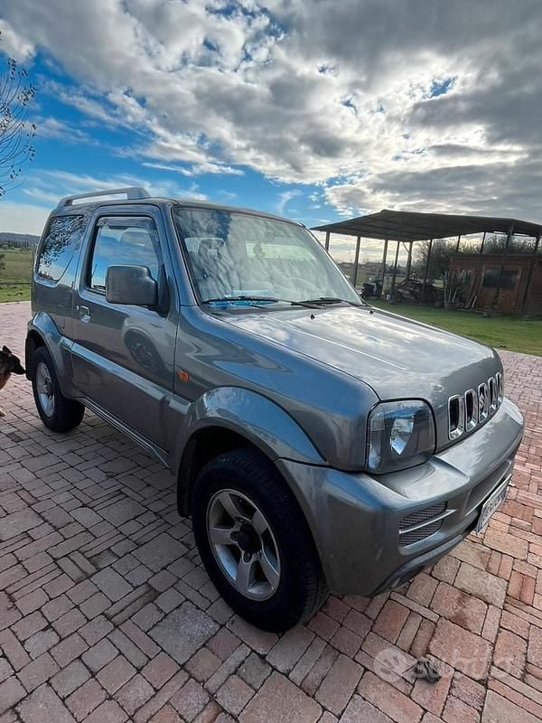 Usata Suzuki Jimny 84 CV (61 kW) 2007 Grigio SUV