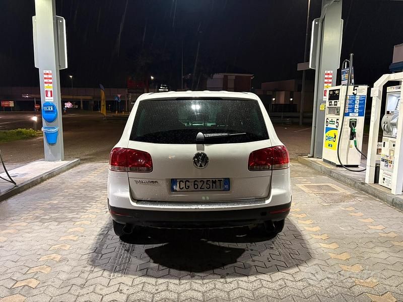 Usata VW Touareg 220 CV (161 kW) 2003 Bianco SUV