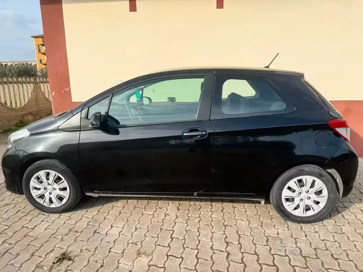Usata Toyota Yaris 69 CV (50 kW) 2013 Nero Utilitaria