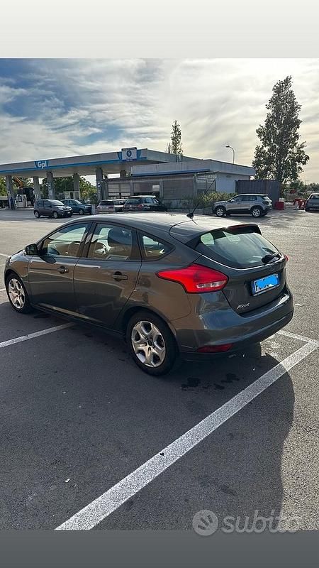 Käytetty Ford Focus 120 HP (88 kW) 2016 Harmaa Sedan