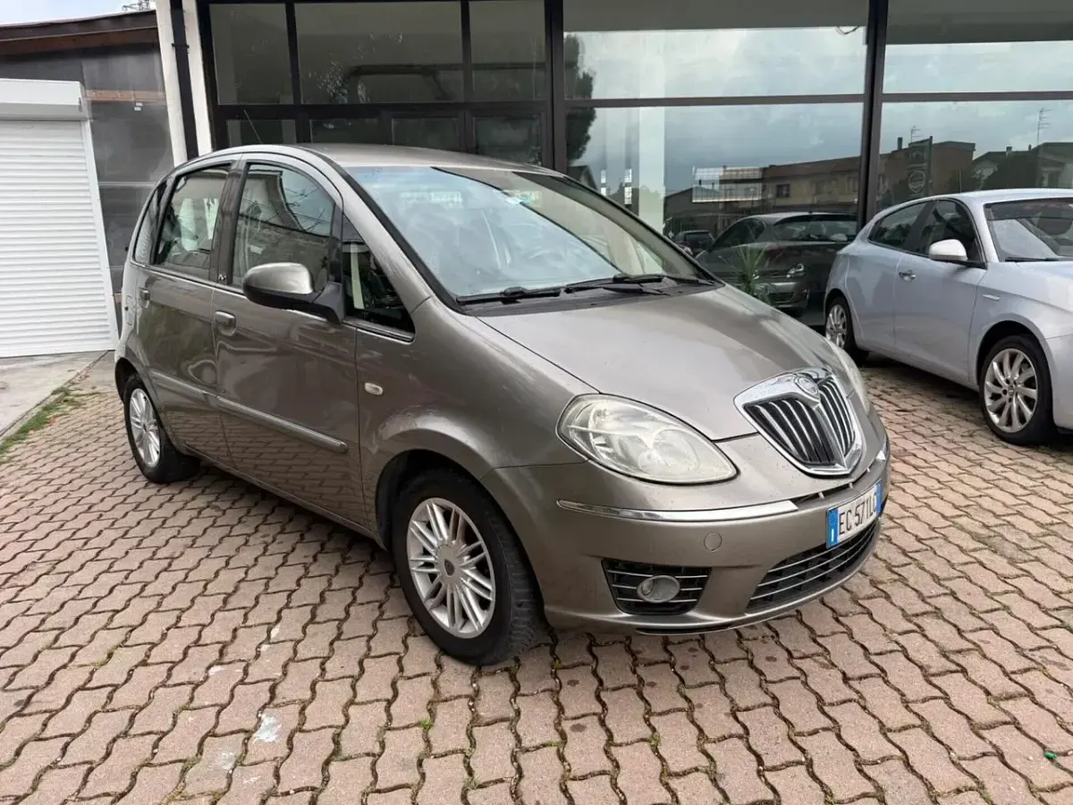Usata Lancia Musa 90 CV (66 kW) 2010 Oro Monovolume