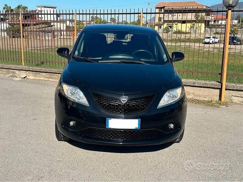 Usata Lancia Ypsilon Silver 69 CV (50 kW) 2021 Nero Utilitaria