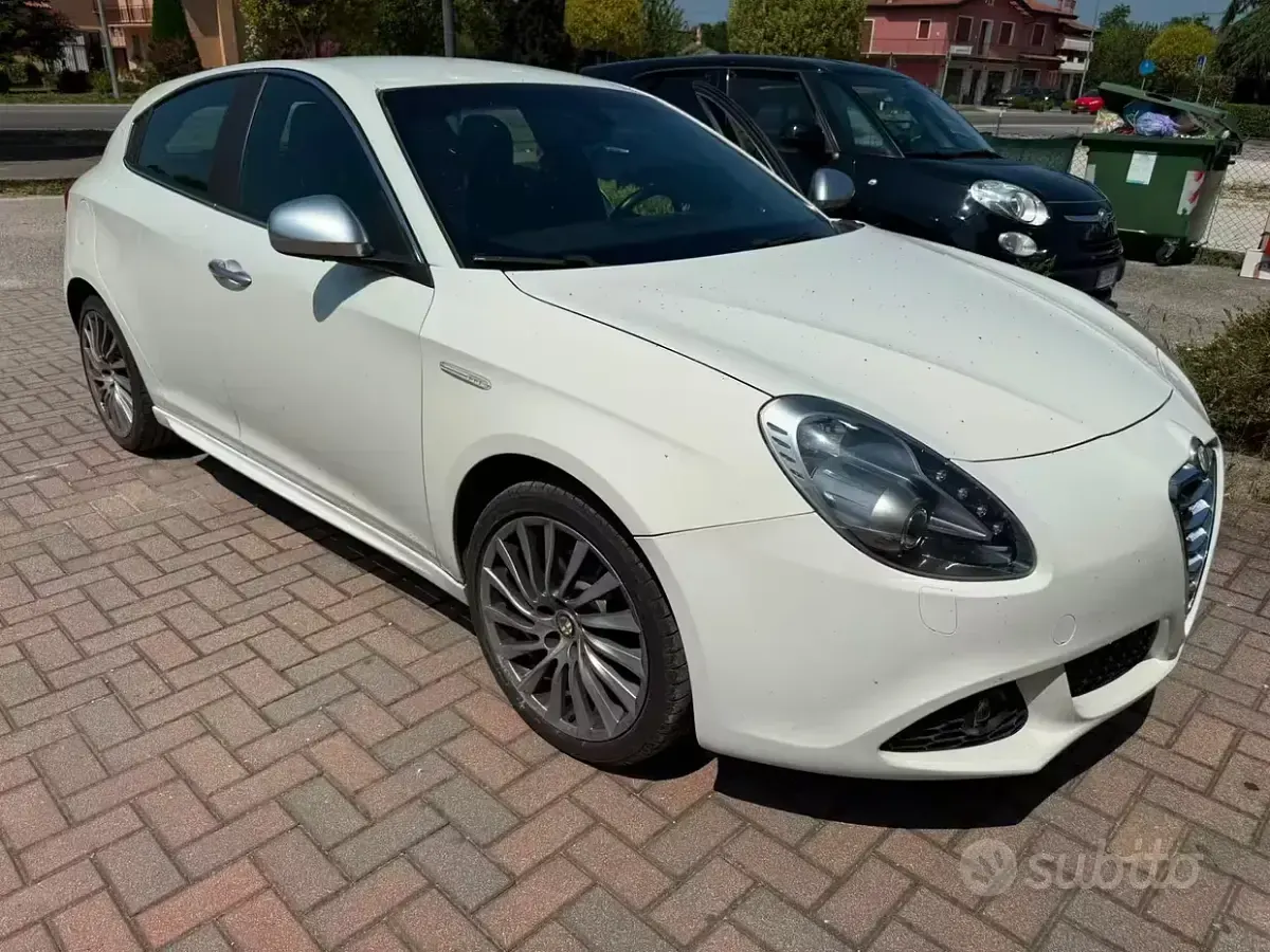 Usata Alfa Romeo Giulietta Distinctive 170 CV (125 kW) 2010 Bianco Utilitaria