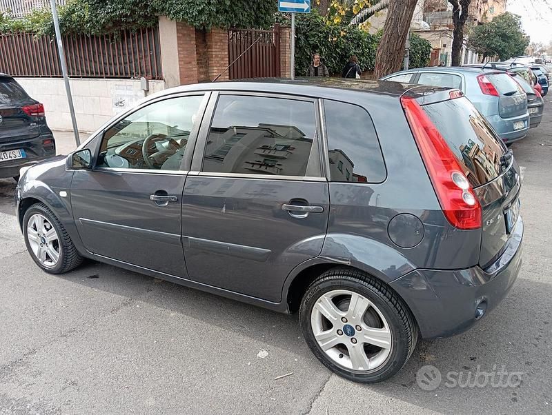 Usata Ford Fiesta Titanium 75 CV (55 kW) 2008 Blu Utilitaria