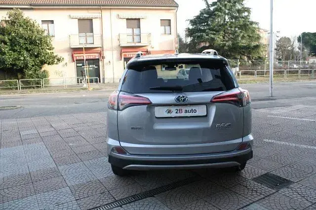 Begagnad Toyota RAV4 Hybrid Lounge 155 HK (114 kW) 2017 Grå SUV