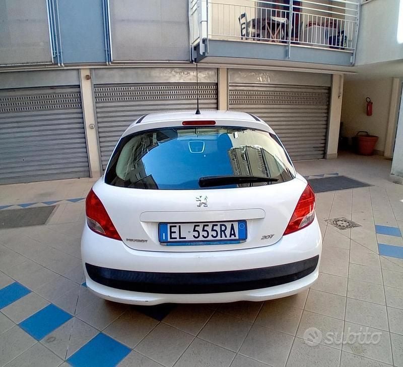 Usata Peugeot 207 73 CV (53 kW) 2012 Bianco Utilitaria