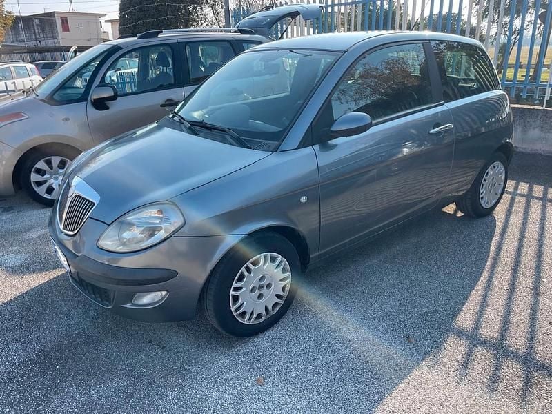 Usado Lancia Ypsilon 69 HP (50 kW) 2006 Cinzento Citadino
