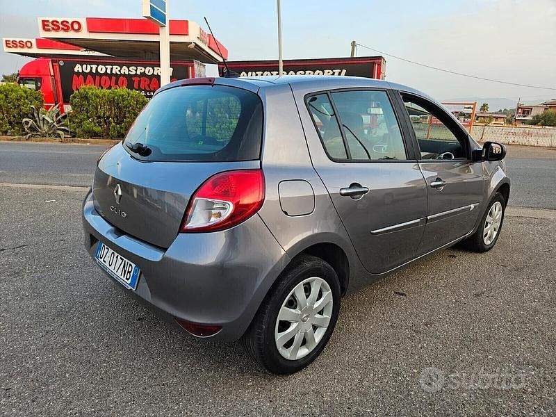 Usata Renault Clio II Luxe 74 CV (54 kW) 2010 Grigio Berlina