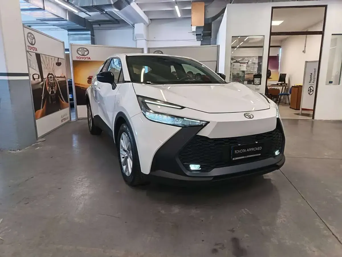 Usata Toyota C-HR Active 98 CV (72 kW) 2024 Bianco SUV