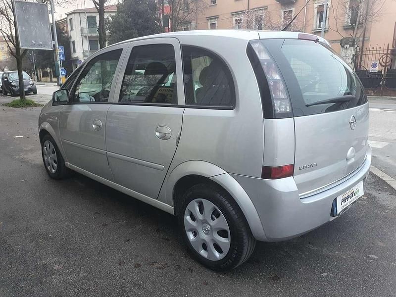 Usata Opel Meriva Cosmo 105 CV (77 kW) 2008 Argento Monovolume