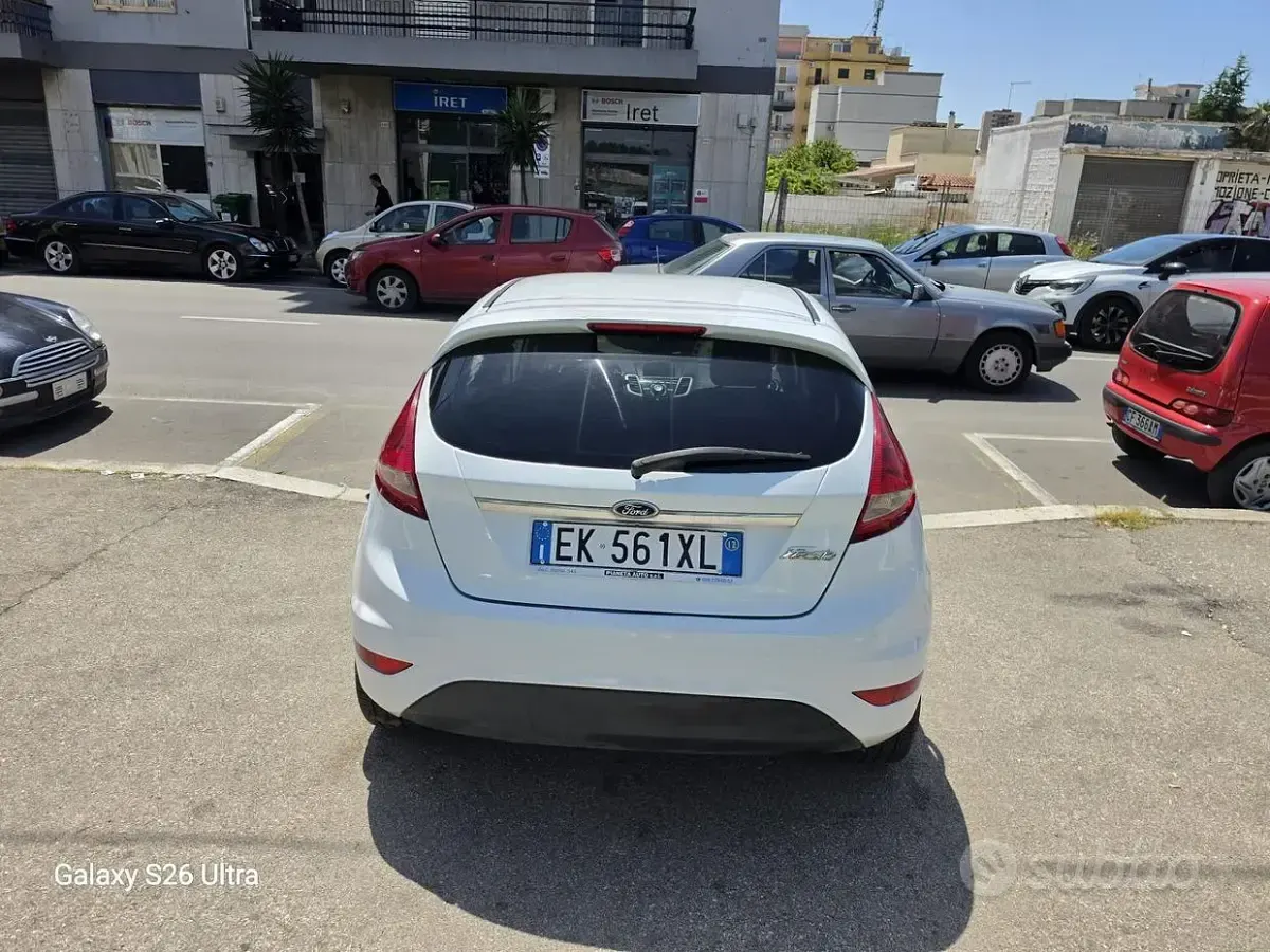 Usata Ford Fiesta Titanium 70 CV (51 kW) 2012 Bianco Berlina