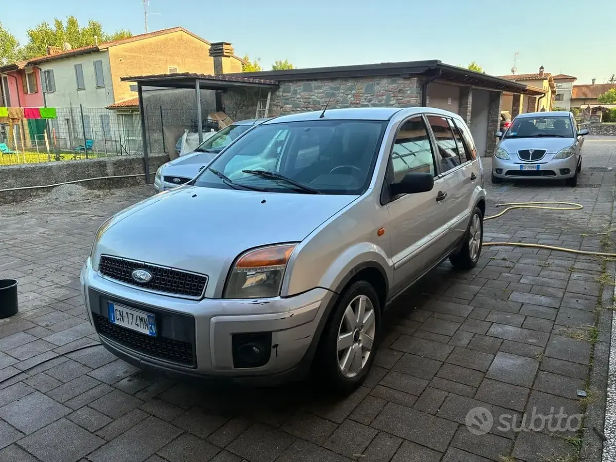 Usata Ford Fusion 68 CV (50 kW) 2004 Utilitaria