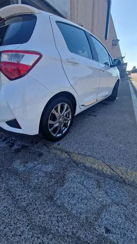 Usata Toyota Yaris Lounge 90 CV (66 kW) 2017 Bianco Berlina