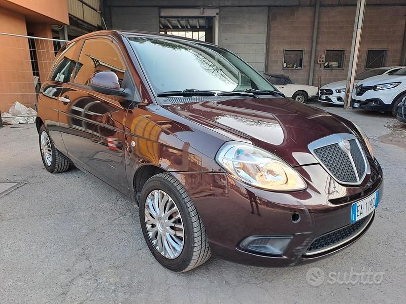 Usata Lancia Ypsilon 60 CV (44 kW) 2010 Viola Utilitaria