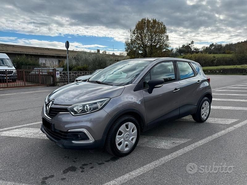 Grigio Usata 2017 Renault Captur SUV | 8900 € (Super prezzo) - Immagine 1/4