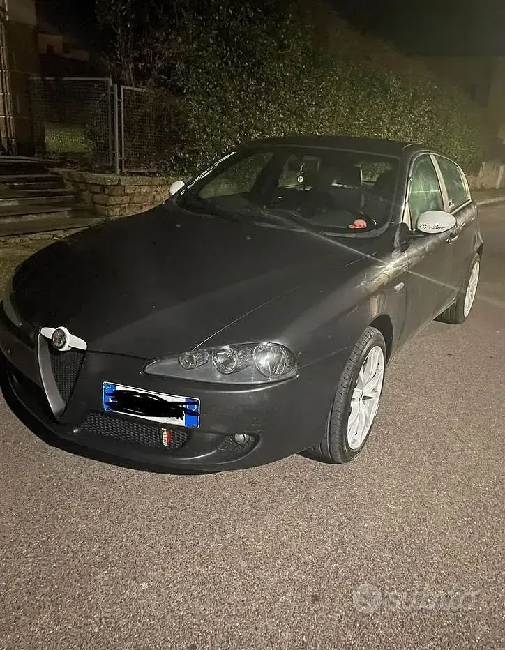 Usata Alfa Romeo 147 101 CV (74 kW) 2006 Nero Utilitaria