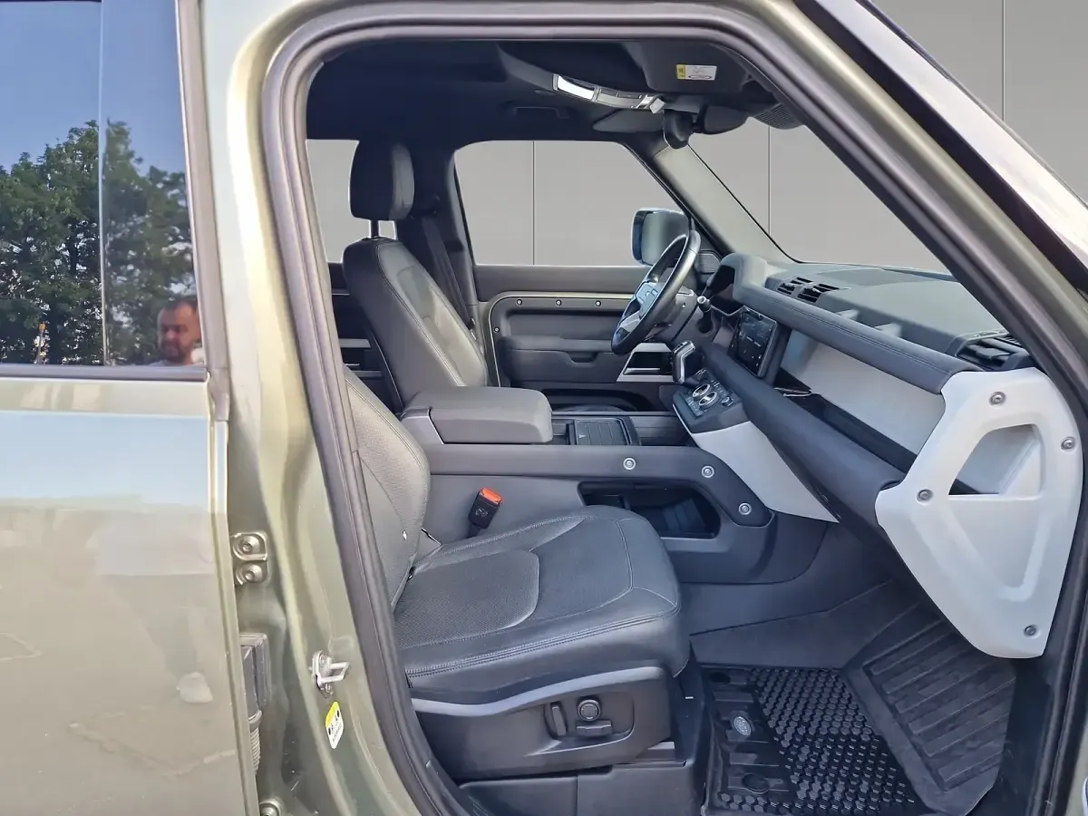 Käytetty Land Rover Defender SE 249 HP (183 kW) 2022 Vihreä Katumaasturi