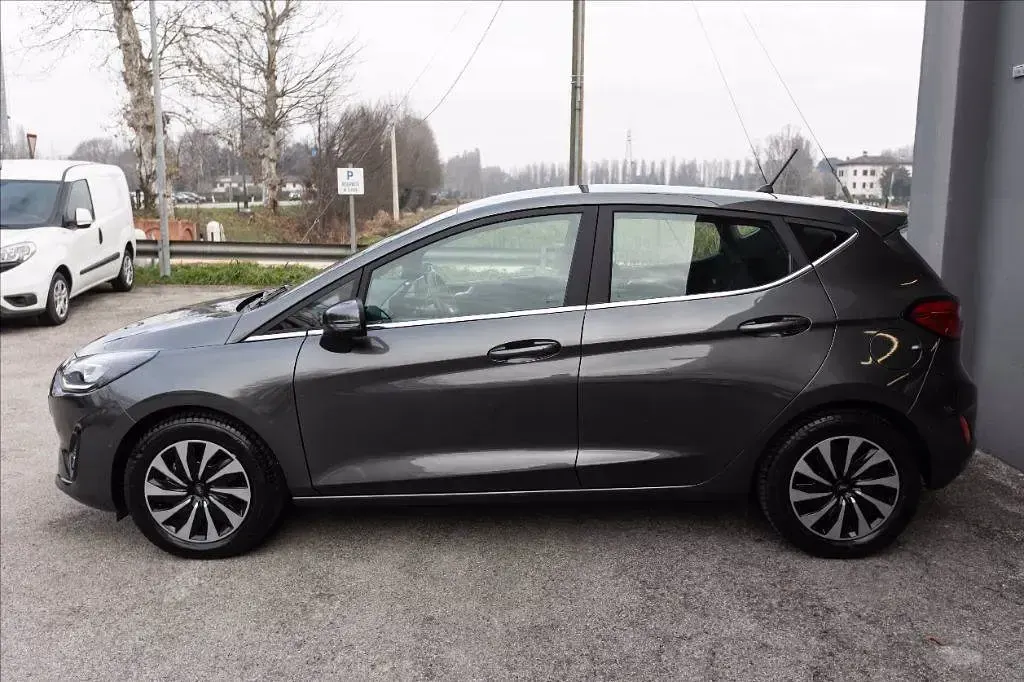 Usata Ford Fiesta Titanium 125 CV (91 kW) 2023 Grigio metallizzato Berlina