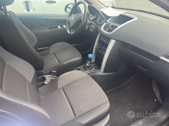 Gebraucht Peugeot 207 75 PS (55 kW) 2011 Schwarz Kleinwagen