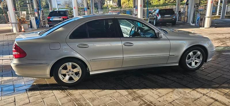 Usata Mercedes E240 Avantgarde 177 CV (130 kW) 2003 Grigio Berlina