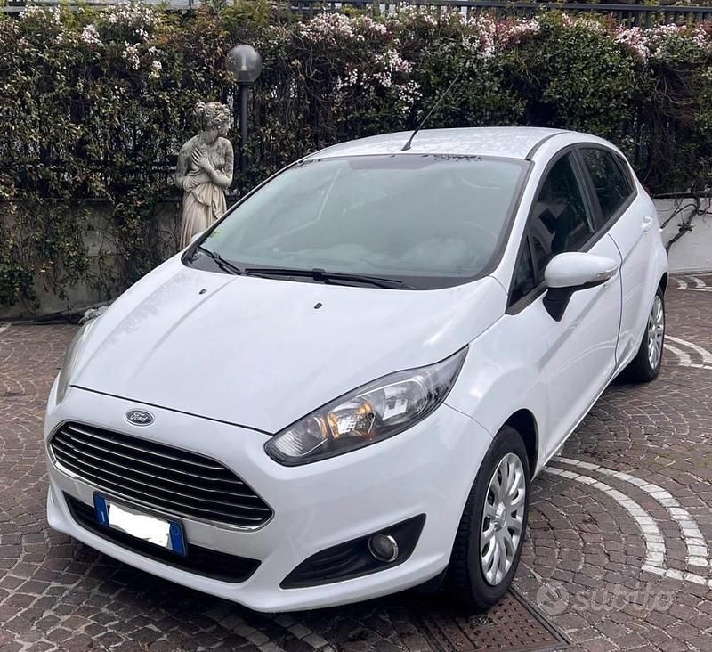 Usata Ford Fiesta Titanium 97 CV (71 kW) 2014 Bianco Utilitaria