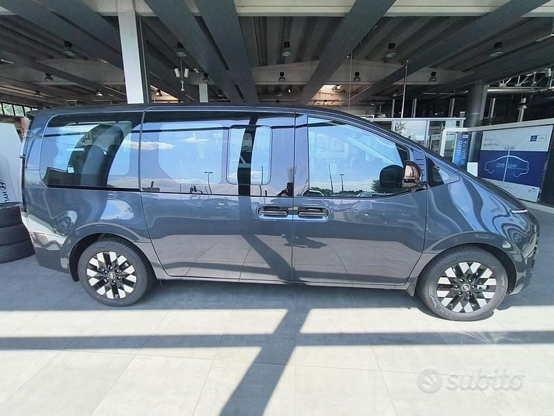 Nuova Hyundai Staria 2025 Grigio scuro Monovolume