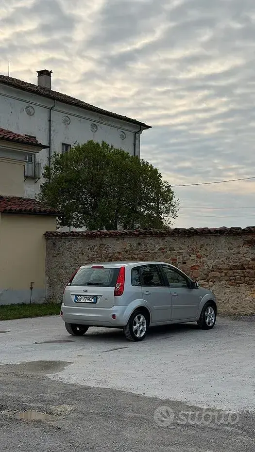 Usata Ford Fiesta 58 CV (42 kW) 2008 Grigio Utilitaria