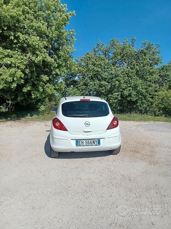 Usata Opel Corsa 85 CV (62 kW) 2011 Bianco Utilitaria