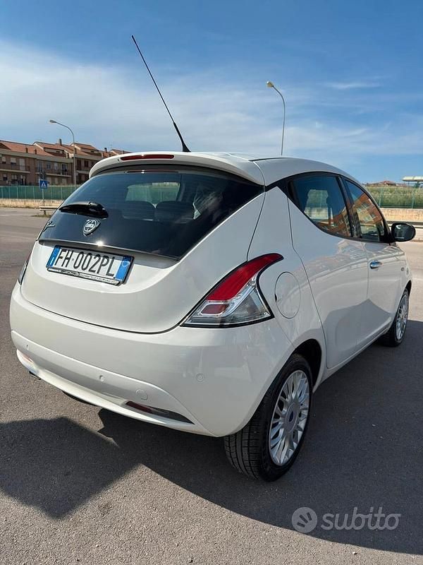 Usata Lancia Ypsilon Gold 95 CV (69 kW) 2017 Bianco Utilitaria