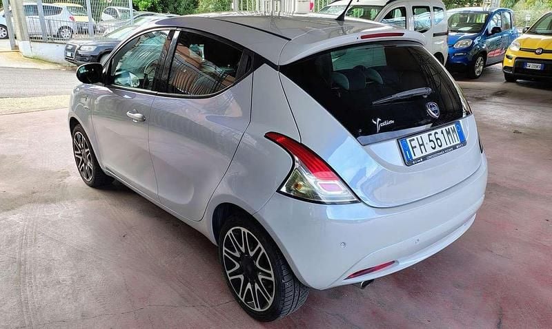 Usata Lancia Ypsilon 69 CV (50 kW) 2017 Blu/azzurro Utilitaria