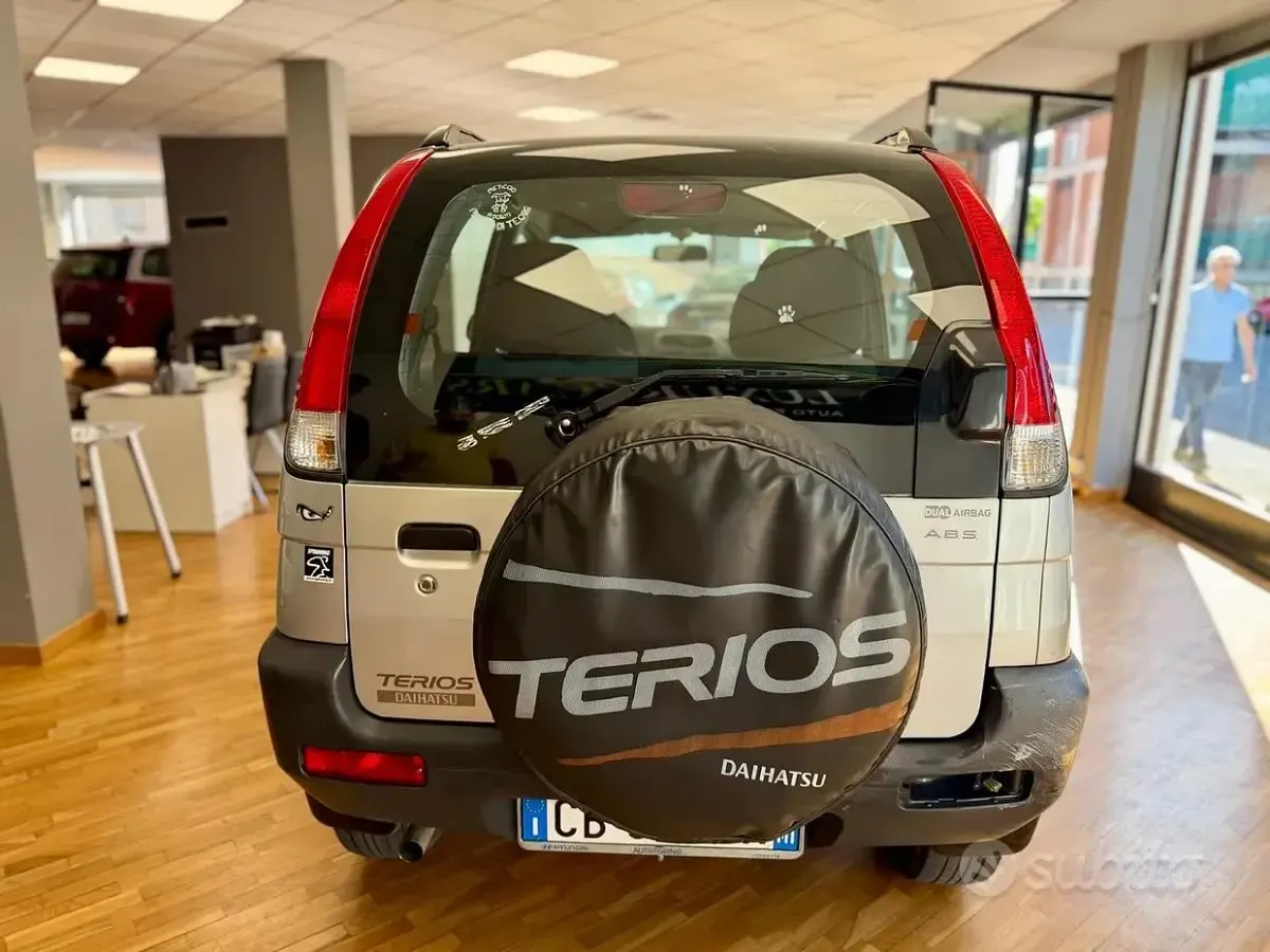 Usata Daihatsu Terios 86 CV (63 kW) 2002 Grigio SUV