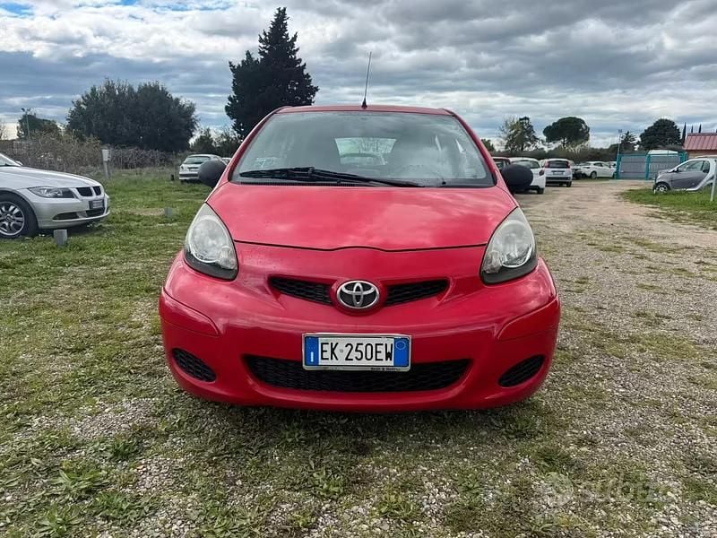 Usata Toyota Aygo 68 CV (50 kW) 2011 Rosso Utilitaria