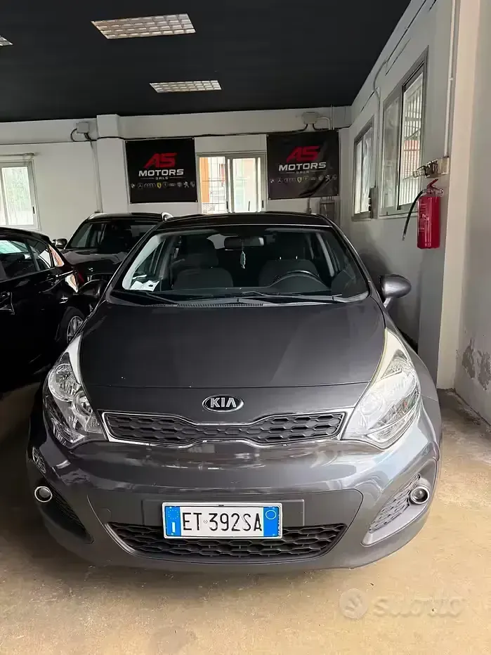 Usata Kia Rio Active 85 CV (62 kW) 2014 Grigio Berlina