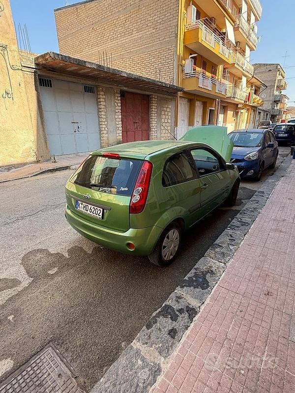 Usata Ford Fiesta 90 CV (66 kW) 2007 Verde Utilitaria