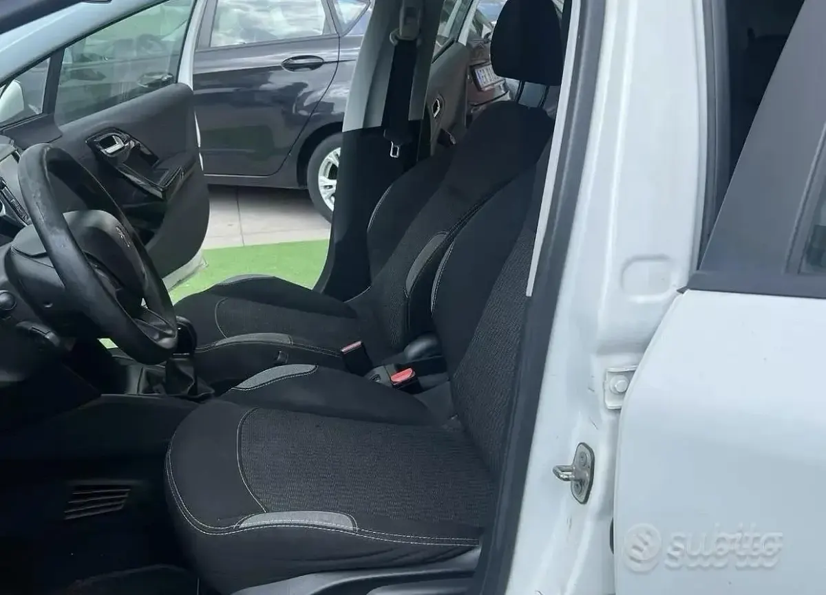 Usata Peugeot 208 68 CV (50 kW) 2015 Bianco Utilitaria