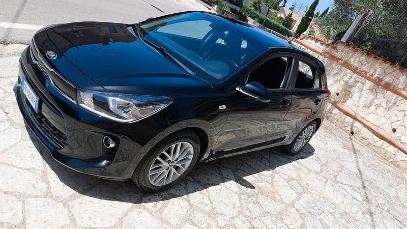 Usata Kia Rio 101 CV (74 kW) 2017 Nero Berlina