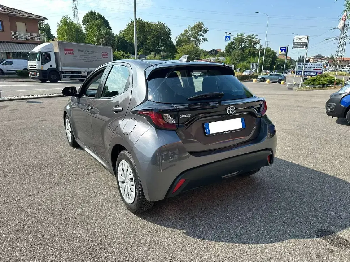 Usata Toyota Yaris Hybrid Business Edition 116 CV (85 kW) 2021 Grigio Berlina