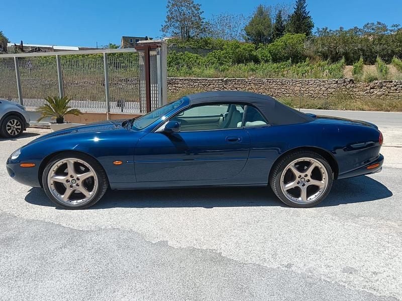Usata Jaguar XKR 363 CV (266 kW) 2000 Blu Cabrio