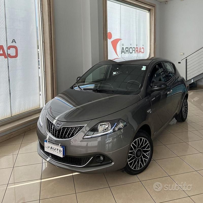 Usata Lancia Ypsilon Gold 69 CV (50 kW) 2024 Grigio Utilitaria